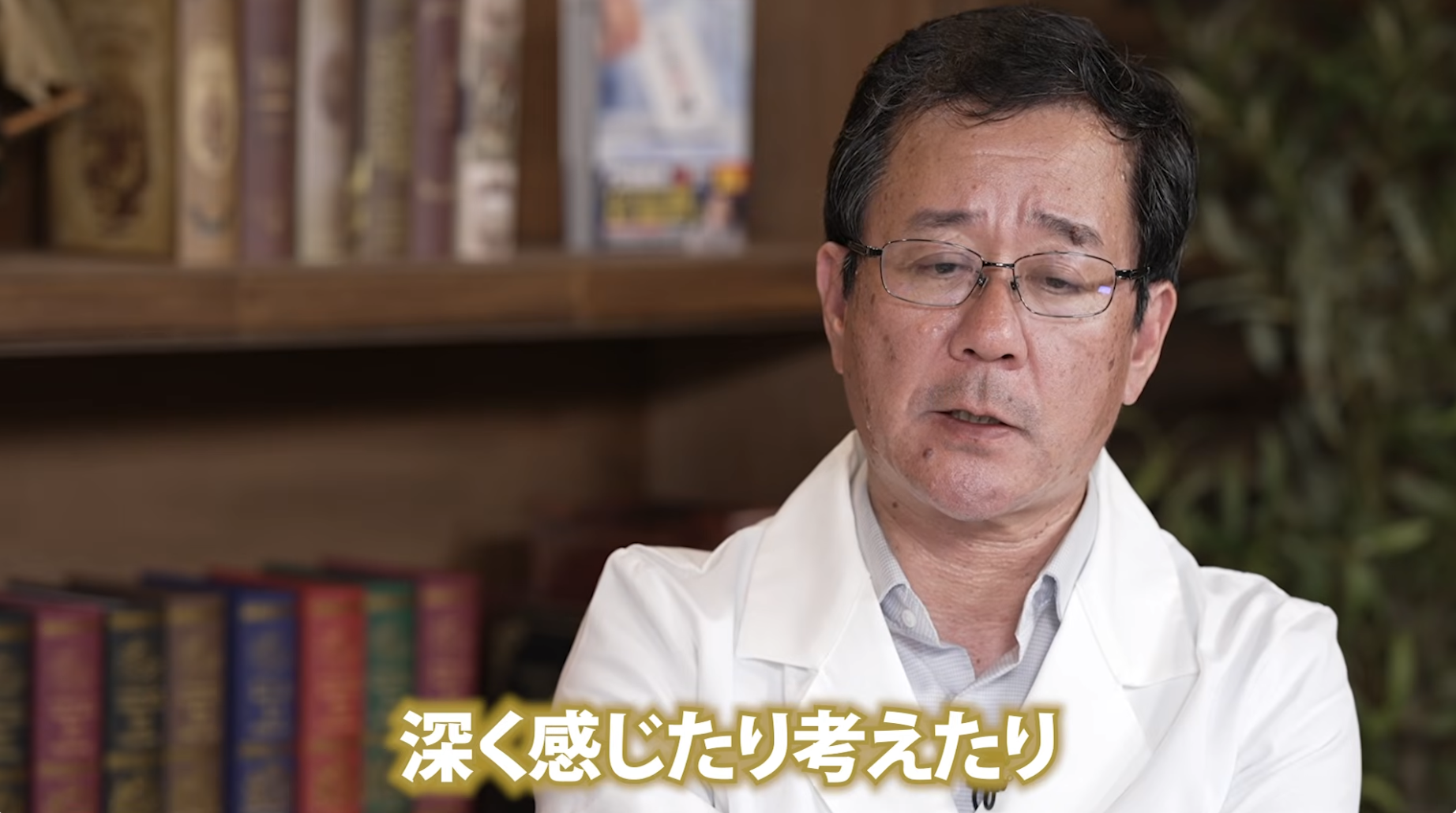 0:03頃／スマホを見つめる様子